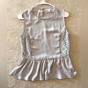 Divided brand. Size 6 (small). Pale gray color.